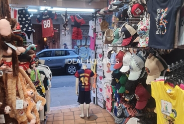 Negocio-Tienda-**LOCAL COMERCIAL EN TRASPASO CON DOBLE FACHADA EN PLENA CALLE PRINCESA – EL BORN**